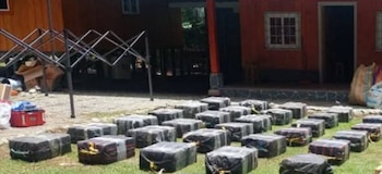 Los paquetes de drogas estaban organizados y etiquetados en filas, facilitando la logística criminal y el control de la trazabilidad./(Policías de Costa Rica)