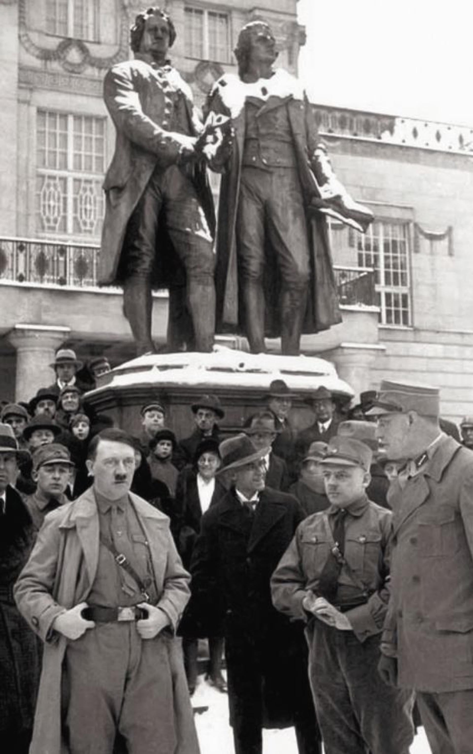 Hitler en Weimar, junto a la estatua que reúne a Goethe con Schiller