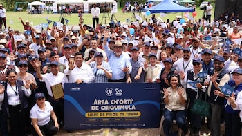 El presidente Arévalo fija la cobertura de Mano a Mano en 114 municipios para finales de 2027 en Guatemala