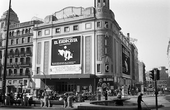 Vista de un teatro en donde se proyectaba la película "El Exorcista", en una fotografía de archivo. EFE