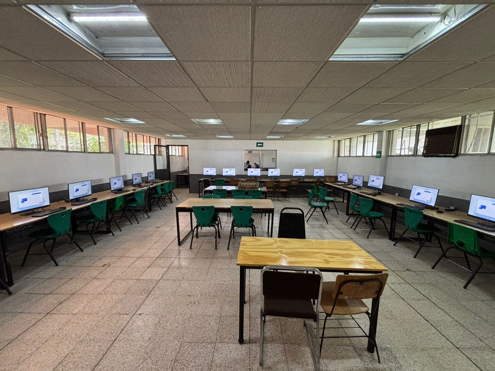 Aulas, laboratorios e inmobiliario serán mejorados en 25 planteles del Conalep