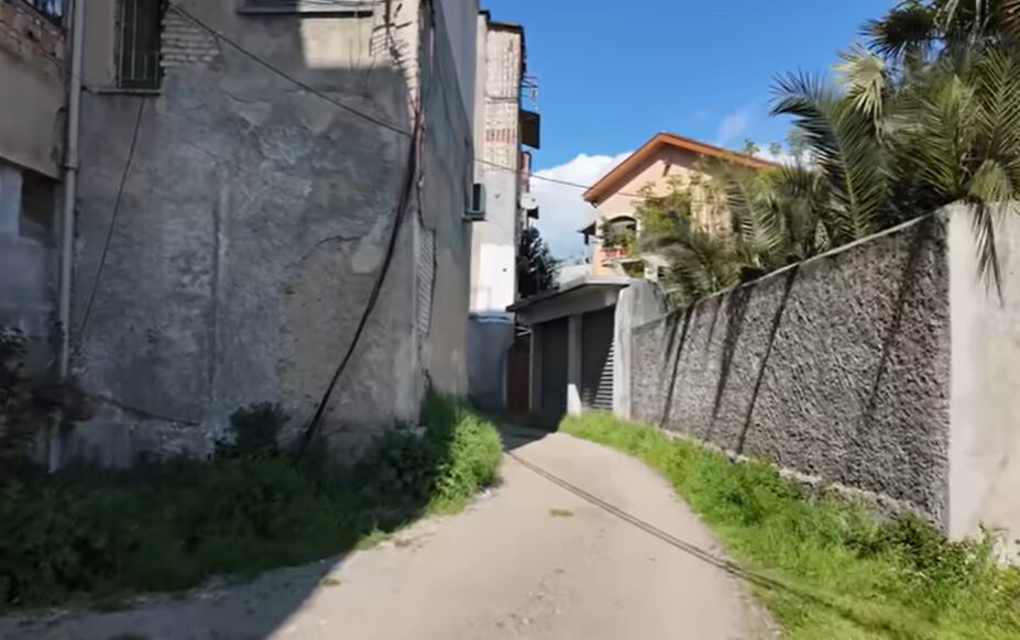 Esta ciudad es la más cercana a la frontera de Albania con Montenegro - crédito @PlanetaJuan/YouTube