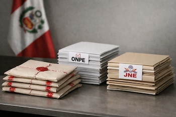 En una mesa, tres pilas de documentos: sobres lacrados con sellos rojos, carpetas blancas con logo ONPE y carpetas marrones con logo JNE, con bandera peruana de fondo.
