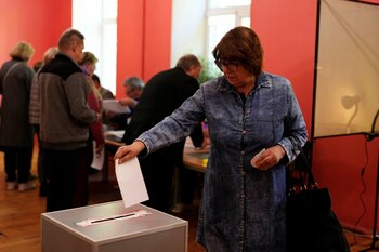 Una mujer vota durante las elecciones presidenciales en Vilnius, Lituania, el 12 de mayo de 2024 (REUTERS/Ints Kalnins)