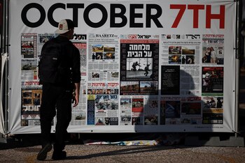 Un hombre se encuentra frente