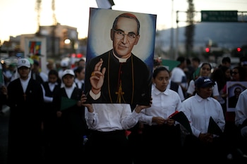La arquidiócesis pidió a parroquias, sacerdotes y fieles unirse con más fervor en torno al 15 de agosto, fecha en la que también se conmemora el nacimiento del santo salvadoreño y su legado pastoral. (El Salvador, Marzo 23, 2019. REUTERS/Jose Cabezas)