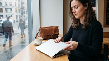 Por qué debes evitar cerrar la tapa de la laptop sin apagarla antes
