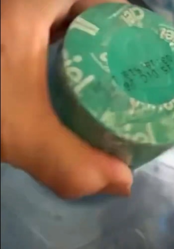 La consumidora reportó que el recipiente aparentemente estaba sellado y pidió conocer cómo pudo ocurrir el extraño hallazgo.