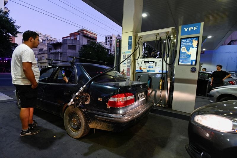 Descuentos vigentes: Bancos y estaciones ofrecen rebajas de hasta 30% en cargas de nafta y gasoil, con topes de reintegro definidos por cada entidad REUTERS/Martin Cossarini