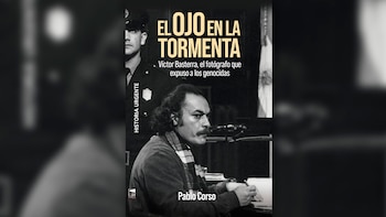 Portada en blanco y negro del libro "El Ojo en la Tormenta" de Pablo Corso, con un hombre con bigote, Víctor Basterra, escribiendo, y un oficial de policía al fondo