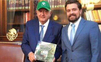 AMLO recibió una placa de