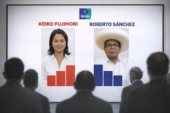 Pantalla muestra fotos de Keiko Fujimori y Roberto Sánchez con gráficos de barras rojos y azules. Personas de espalda observan la proyección del logo Ipsos.