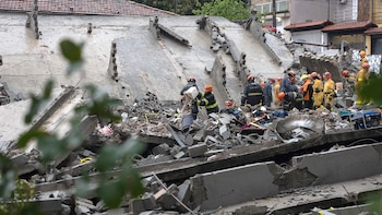 El derrumbe de un edificio sobre una casa en San Pablo dejó dos muertos y cuatro desaparecidos