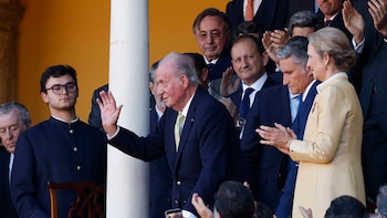 El público recibe con una ovación a Juan Carlos en la plaza de toros de La Maestranza de Sevilla después de afirmar que volverá a España “en cuanto pueda”