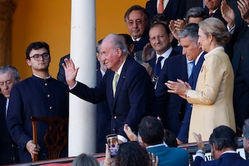 El público de la plaza de toros de La Maestranza de Sevilla ha recibido esta tarde con una ovación al rey emérito Juan Carlos I (c), que asiste a la reaparición de Morante de la Puebla, en una corrida en la que completan cartel el peruano Roca Rey y David de Miranda.