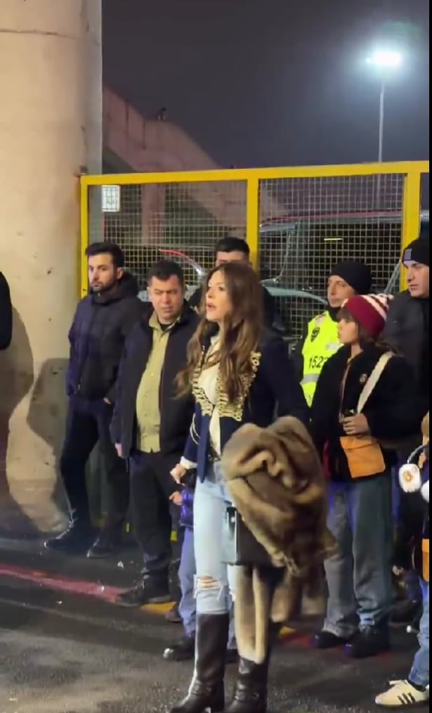 La China eligió volver a usar su blazer estilo militar, jean y botas negras (Captura de video)