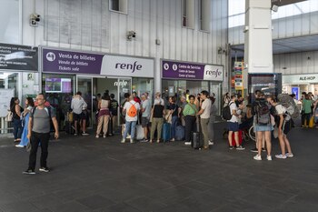 Los pasajeros esperando a los trenes que no están saliendo de sus puntos de origen (Europa Press)