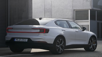 El Polestar 2 es un sedán de cinco puertas eléctrico con una carrocería de 4,61 metros de largo