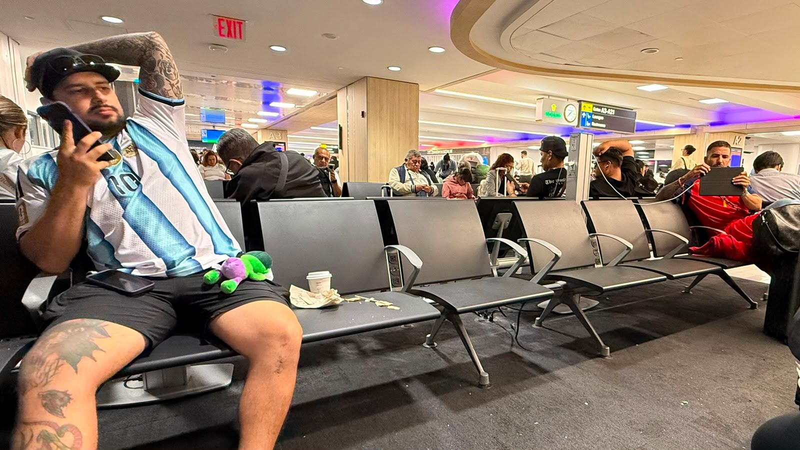 El incómodo encuentro entre los familiares de los jugadores argentinos y españoles en el aeropuerto de Nueva York