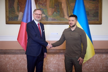 El primer ministro checo, Petr Fiala, y el presidente de Ucrania, Volodimir Zelensky, se dan la mano antes de una reunión en Praga, República Checa, el 7 de julio de 2023. Servicio de Prensa Presidencial de Ucrania/Folleto a través de REUTERS