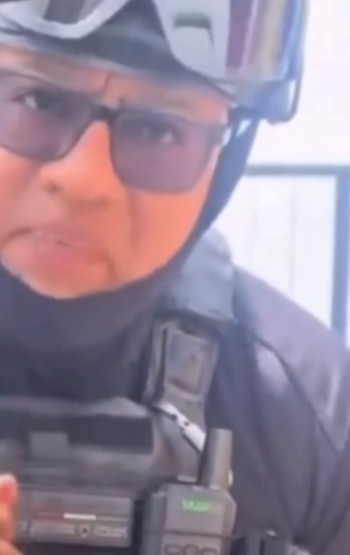 El agente aparentemente se percató de que estaba siendo grabado después de realizar el peculiar señalamiento.