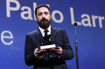 Pablo Larrain con su premio a Mejor Guión por 'El Conde' (REUTERS/Guglielmo Mangiapane)
