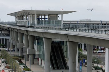 La nueva postergación sitúa la apertura del tren del aeropuerto de Los Ángeles cerca de la fecha del Super Bowl en el SoFi Stadium (REUTERS/Mike Blake)