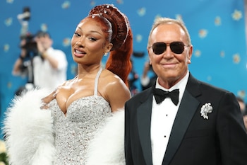 Meghan Thee Stallion apuesta por pedrería y lentejuelas en un vestido plateado con estola blanca (REUTERS/Mario Anzuoni)