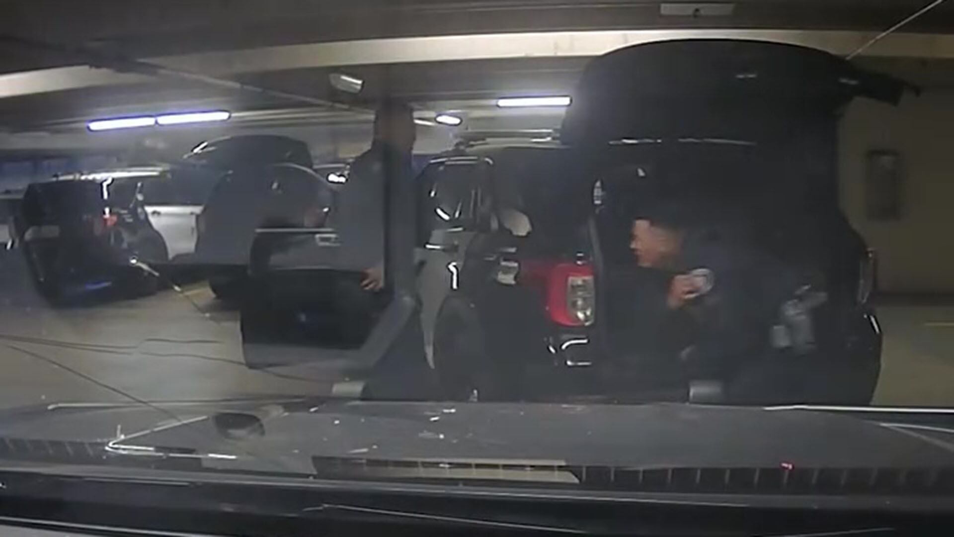 Un disparo atravesó el parabrisas de una patrulla policial e impactó en el hombro izquierdo de uno de los agentes