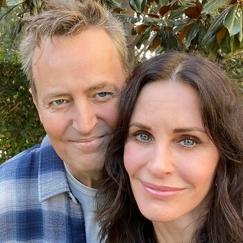 Luego de 18 años, "Chandler" y "Monica" vivieron un emotivo reencuentro. Courtney Cox, la famosa actriz de "Friends", compartió en su cuenta oficial de Instagram, una foto con Mattew Perry, su compañero de elenco que interpretaba a su pareja en la exitosa serie. "¿Adivinen con quién almorcé hoy?... ¡Yo lo sé! ¿Podría ser más feliz? Amigos de verdad", redactó la artista