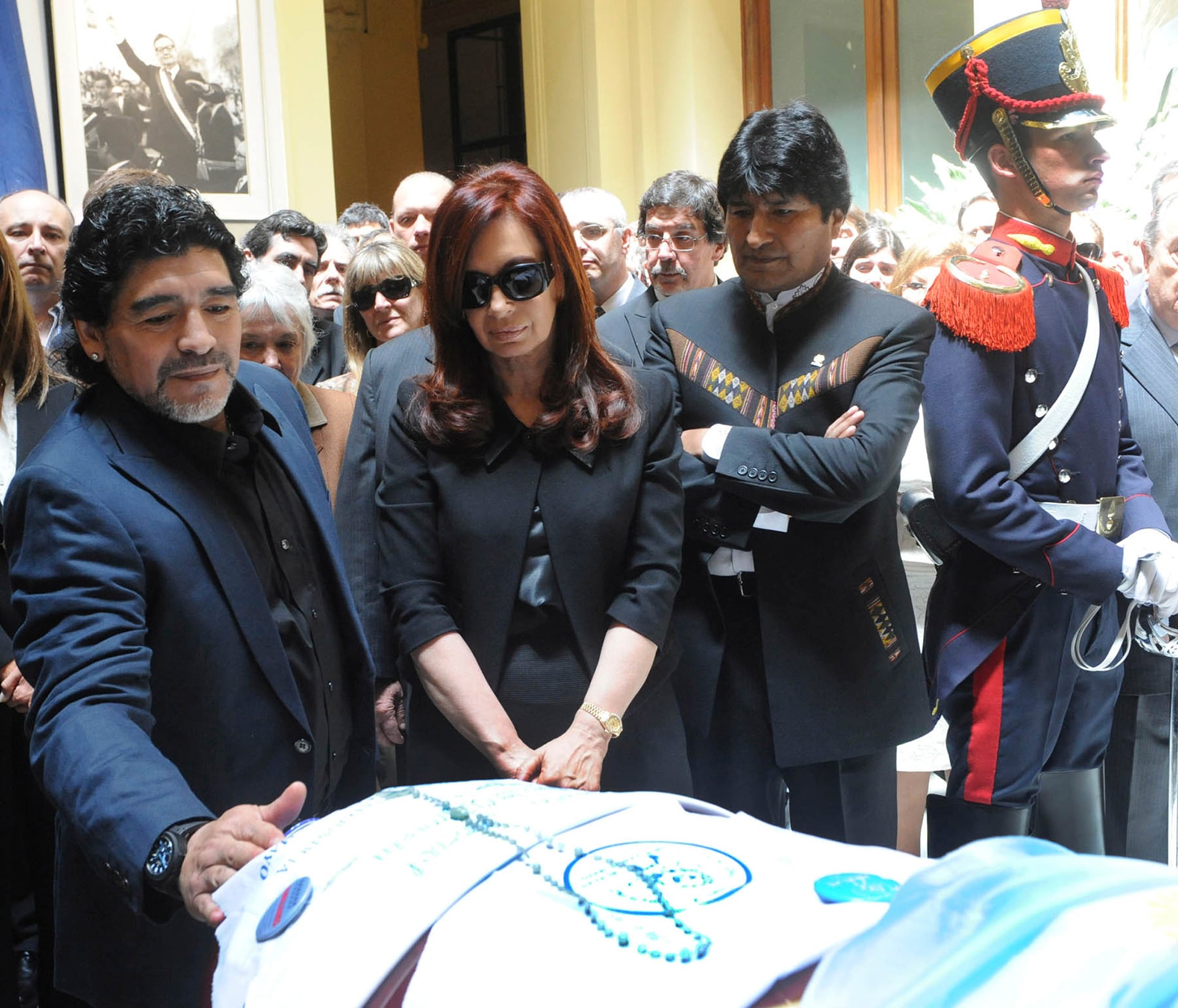 27 de octubre de 2010. Maradona junto a FFK y Evo Morales en el velorio de Néstor Kirchner (Foto/REUTERS)
