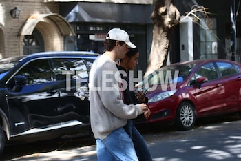 Franco Colapinto con su novia por Palermo