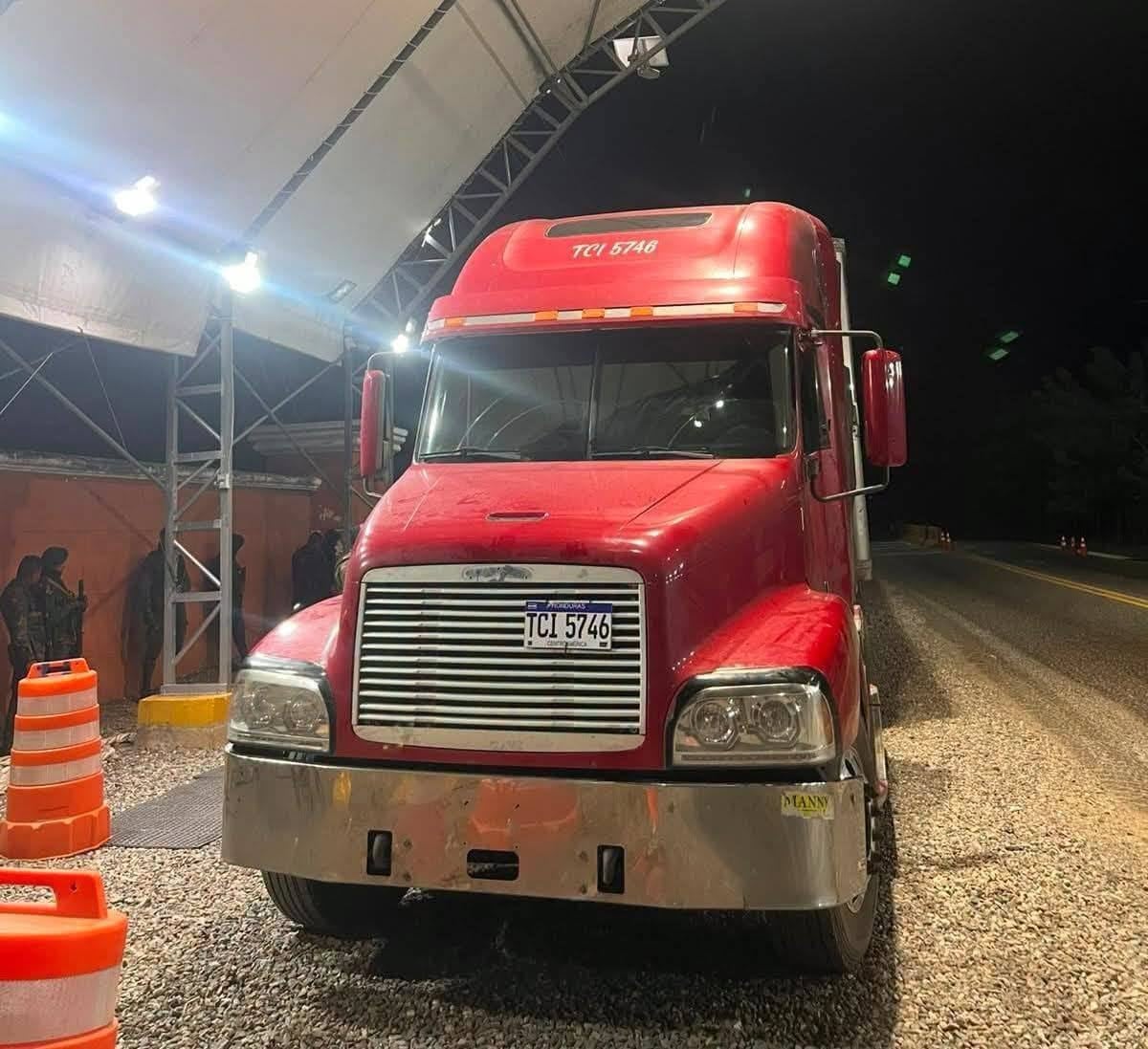 El cargamento de contrabando se transportaba en el furgón de un trailer. (PNC de Guatemala)