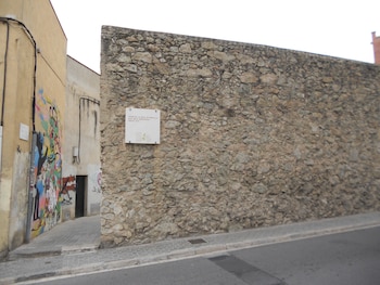 Uno de los tramos de la antigua muralla de Mataró (Wikimedia Commons)