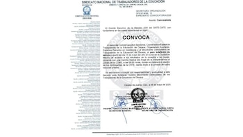 Documento oficial blanco con texto impreso en negro de la Sección XXII del SNTE-CNTE, detallando una convocatoria a paro indefinido y marcha, con un logotipo azul y firmas al pie