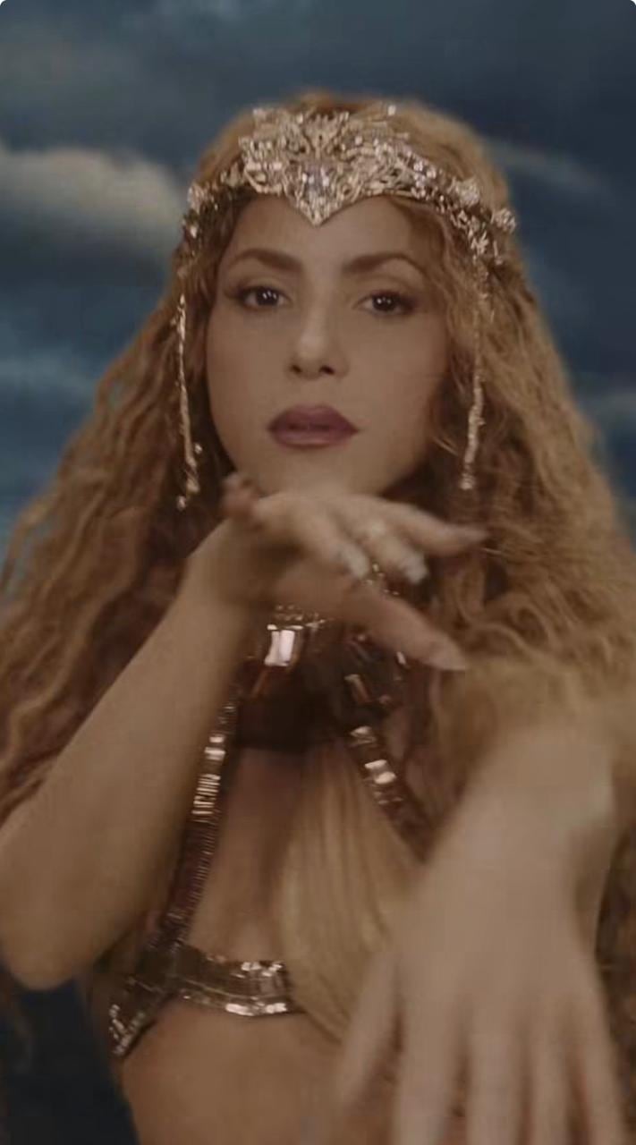 Este es uno de los primeros atuendos que lleva Shakira en el video de