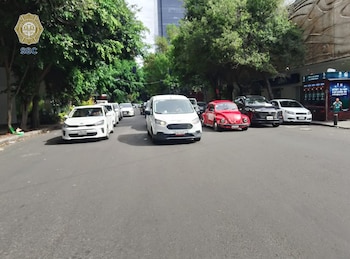 La circulación sobre Avenida Paseo de la Reforma presenta una alta concentración vehicular con dirección a Avenida Chapultepec (X@OVIALCDMX)