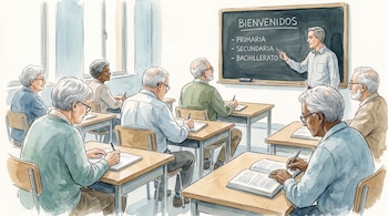 Un profesor de camisa de rayas señala un pizarrón que dice "BIENVENIDOS", "PRIMARIA", "SECUNDARIA", "BACHILLERATO" a ocho alumnos adultos mayores en pupitres.