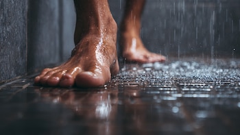 Hombre murió luego de salir de darse una ducha: este fue el insólito accidente que le costó la vida