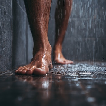 Se deben mantener en óptimas condiciones los equipos electrónicos y evitar manipular conexiones con humedad - crédito Imagen Ilustrativa Infobae