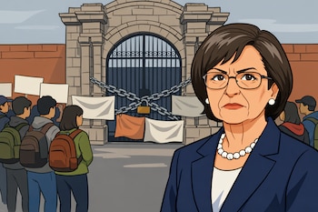 Caricatura de Jerí Ramón Ruffner con gafas y expresión seria en primer plano, frente a la puerta monumental de la Universidad de San Marcos encadenada con pancartas. Al fondo, estudiantes de espaldas con mochilas y carteles en blanco.