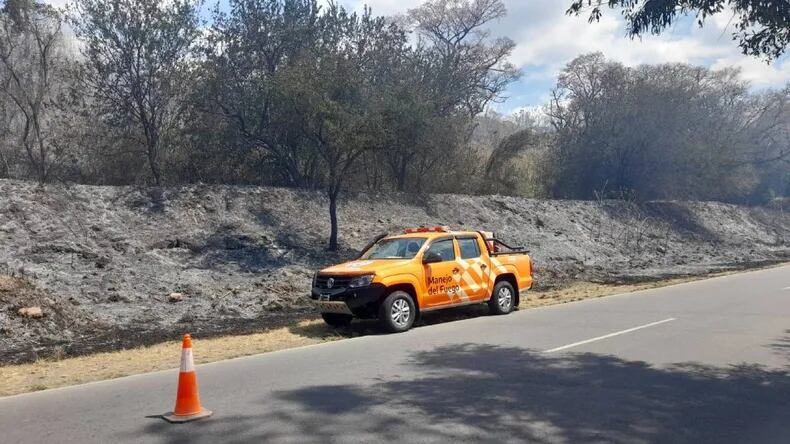 Dotaciones de bomberos trabajaron para contener las llamas que se iniciaron pasado el mediodía (Fotos: Todo Jujuy)