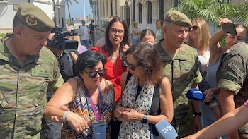 12/08/2026 Una vecina suplica a Robles, entre lágrimas, que "no abandone" Ceuta y traslada su miedo: "Nos sentimos maltratados".
Pepi, una trabajadora sanitaria jubilada, y vecina de Ceuta, ha suplicado a la ministra de Defensa, Margarita Robles, que no "abandone" a la ciudad autónoma en plena resolución de la crisis migratoria y ha trasladado el miedo que sienta tras la entrada masiva de migrantes desde Marruecos. "Nos hemos quedado abandonados, a nuestra suerte. Nos hemos sentido maltratados", ha expresado.
POLITICA