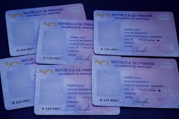 Seis cédulas de identidad de Panamá apiladas. Tienen espacios en blanco para la fotografía y el nombre, con el número 8-123-4567 visible.