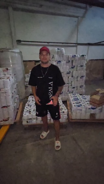 El supuesto cliente encargó 3.800 bolsones de papel higiénico y obligó a Brian Lanzelotta a sostener una semana de producción contrarreloj