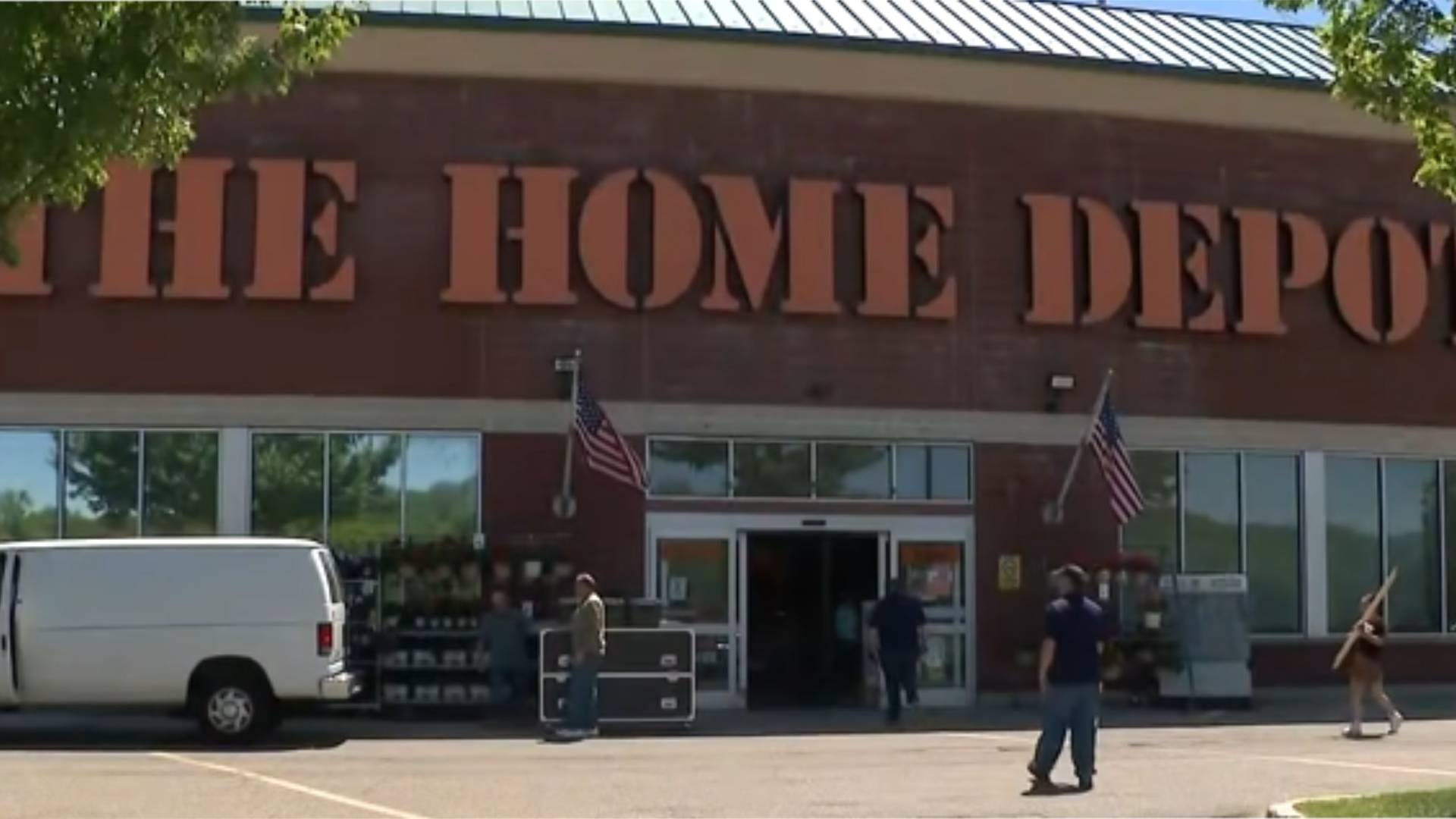 Tres acusados enfrentan cargos de robo en segundo grado por usar fuerza física para llevarse mercancía en comercios de Nueva York (CBS New York )