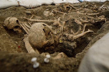 Detalle de unas chinchetas amarillas