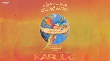 Cartel Karol G. Fondo naranja-amarillo, globo terráqueo, loro multicolor. Texto: "TropiTour", 4 DIC 2026, Estadio El Campín, Bogotá.
