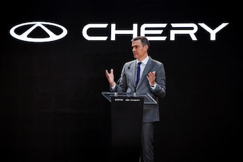 ARCHIVO: El presidente del Gobierno de España, Pedro Sánchez, habla en la nueva fábrica de la empresa china Chery Auto, en la Zona Franca de Barcelona, España, en abril de 2024 (Reuters)