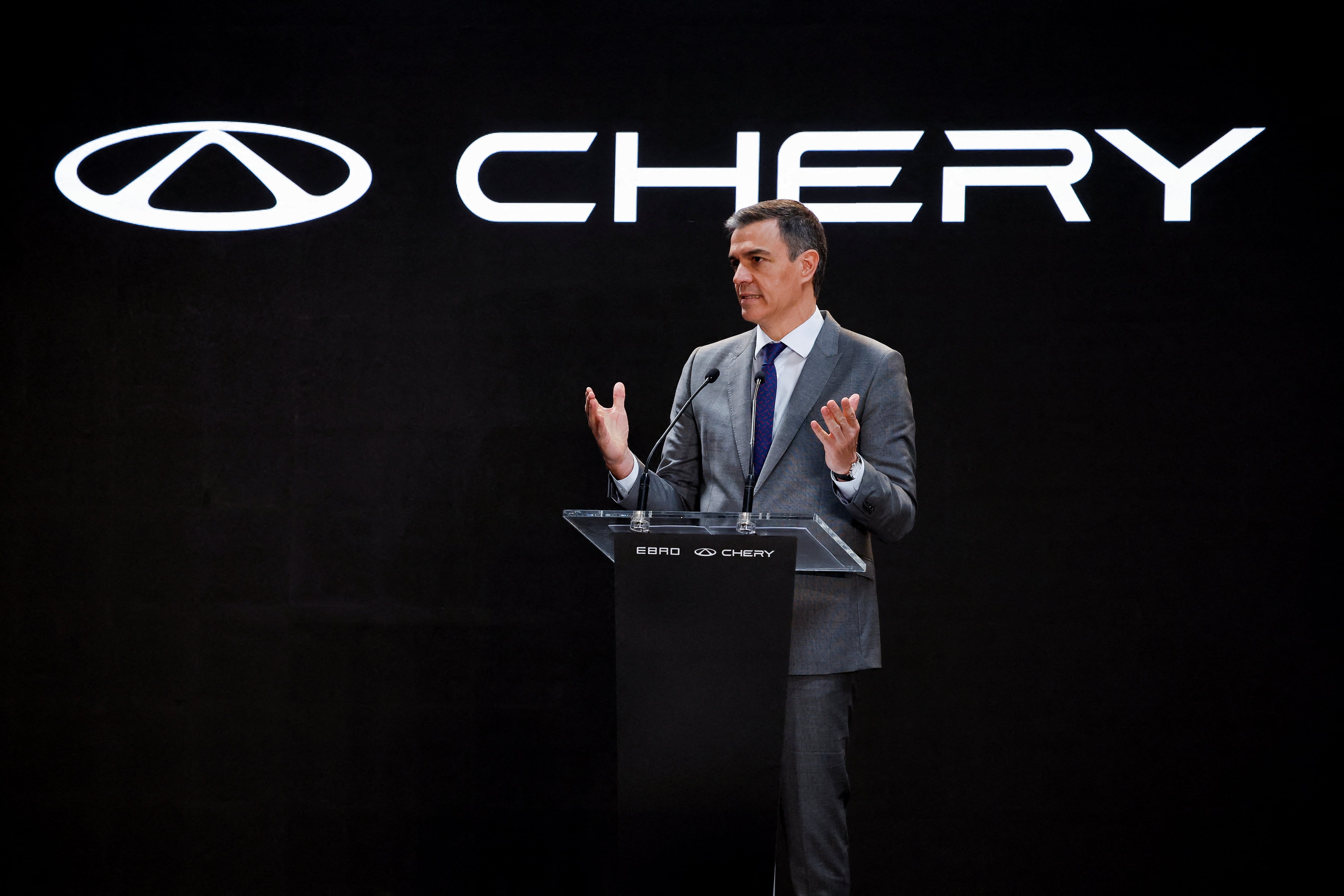 ARCHIVO: El presidente del Gobierno de España, Pedro Sánchez, habla en la nueva fábrica de la empresa china Chery Auto, en la Zona Franca de Barcelona, España, en abril de 2024 (Reuters)